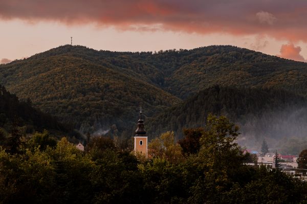 Kostol sv. Petra a Pavla v Dolnej Marikovej jeseň - západ slnka